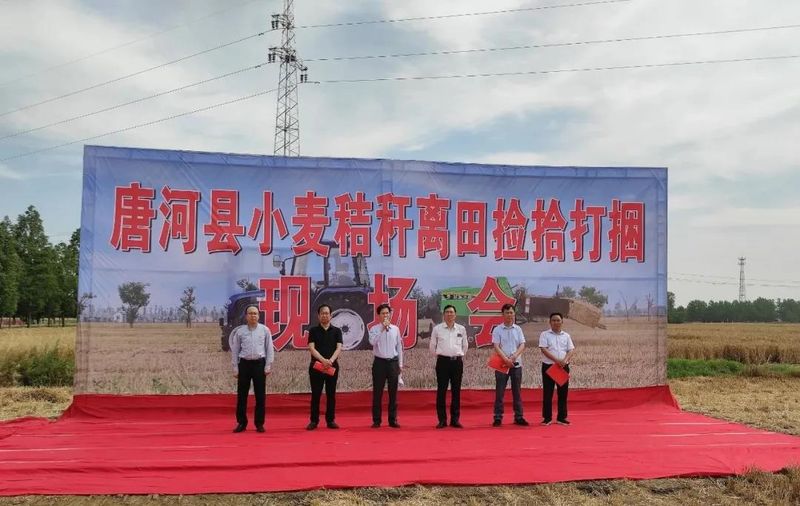 速來觀摩這場演示會(huì)看花溪玉田打捆機(jī)如何大顯身手